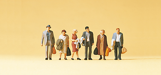 Waiting passengers<br /><a href='images/pictures/Preiser/75027.jpg' target='_blank'>Full size image</a>